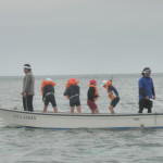 海面に、石をなげて追い込みます。