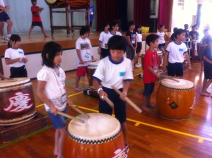 渡嘉敷小学校での太鼓交流