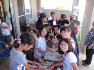 夕食の下ごしらえした後は、地元小学校と交流です