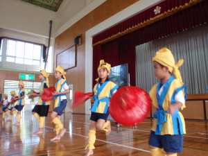 福嶺小、エイサーで歓迎してくれました