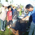 お父さん、お母さんに教わりながら、みんなで夕食交流会。今日はBBQ。