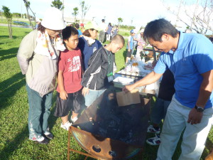 お父さん、お母さんに教わりながら、みんなで夕食交流会。今日はBBQ。