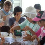 民泊のお父さん、お母さんと昼食づくり。