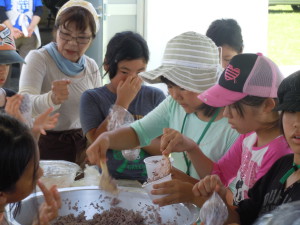 民泊のお父さん、お母さんと昼食づくり。