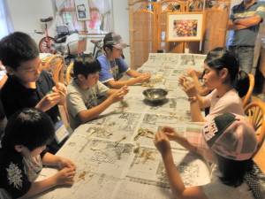 ビジット先の子供と一緒に、今日の夕飯準備